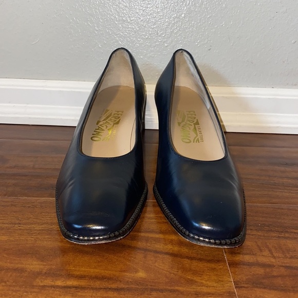 Salvatore Ferragamo Women’s Block Heels Navy Blue Detail Around Toe Size 9.5 - Picture 3 of 9